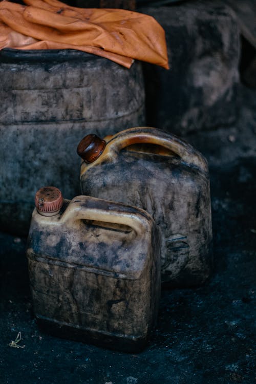 Free Close-up of dirty fuel canisters in a workshop in Denizli, Türkiye. Stock Photo