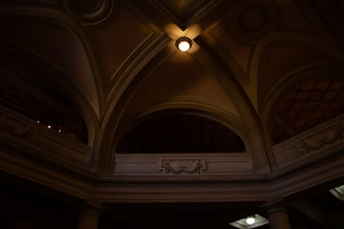 Fotos de stock gratuitas de arcos, balcones, con poca luz