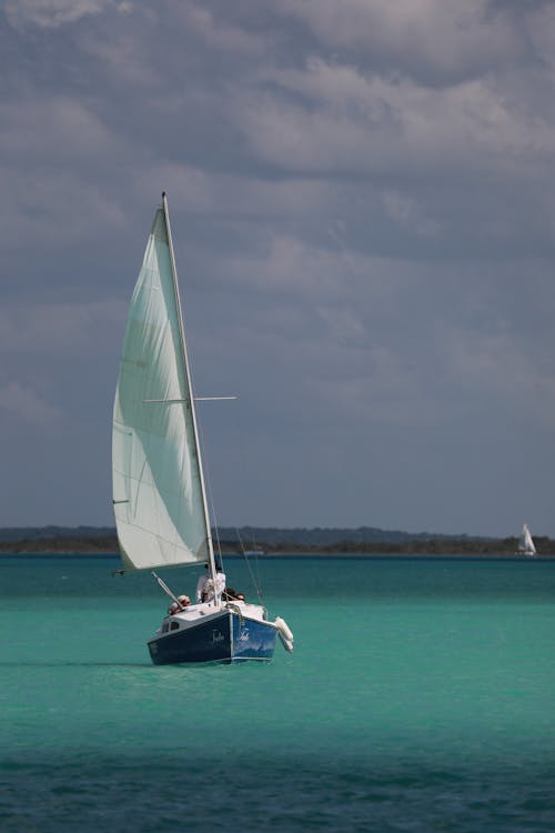 Foto profissional grátis de água, barco a vela, nuvens