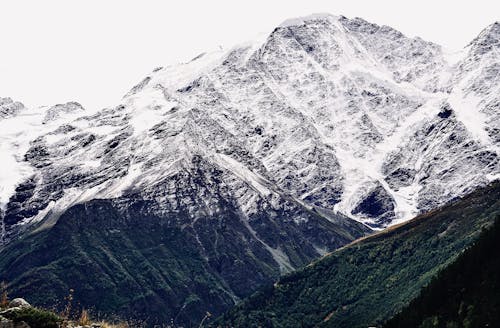 Gratis stockfoto met achtergrond, besneeuwde berg, dronefoto