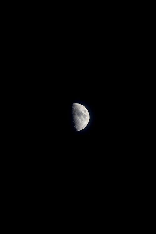 ay, ay fotoğrafçılığı, dikey atış içeren Ücretsiz stok fotoğraf