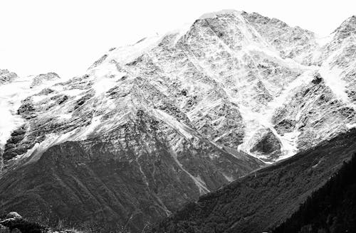 Darmowe zdjęcie z galerii z alpejski, czarno-biały, ekstremalny teren
