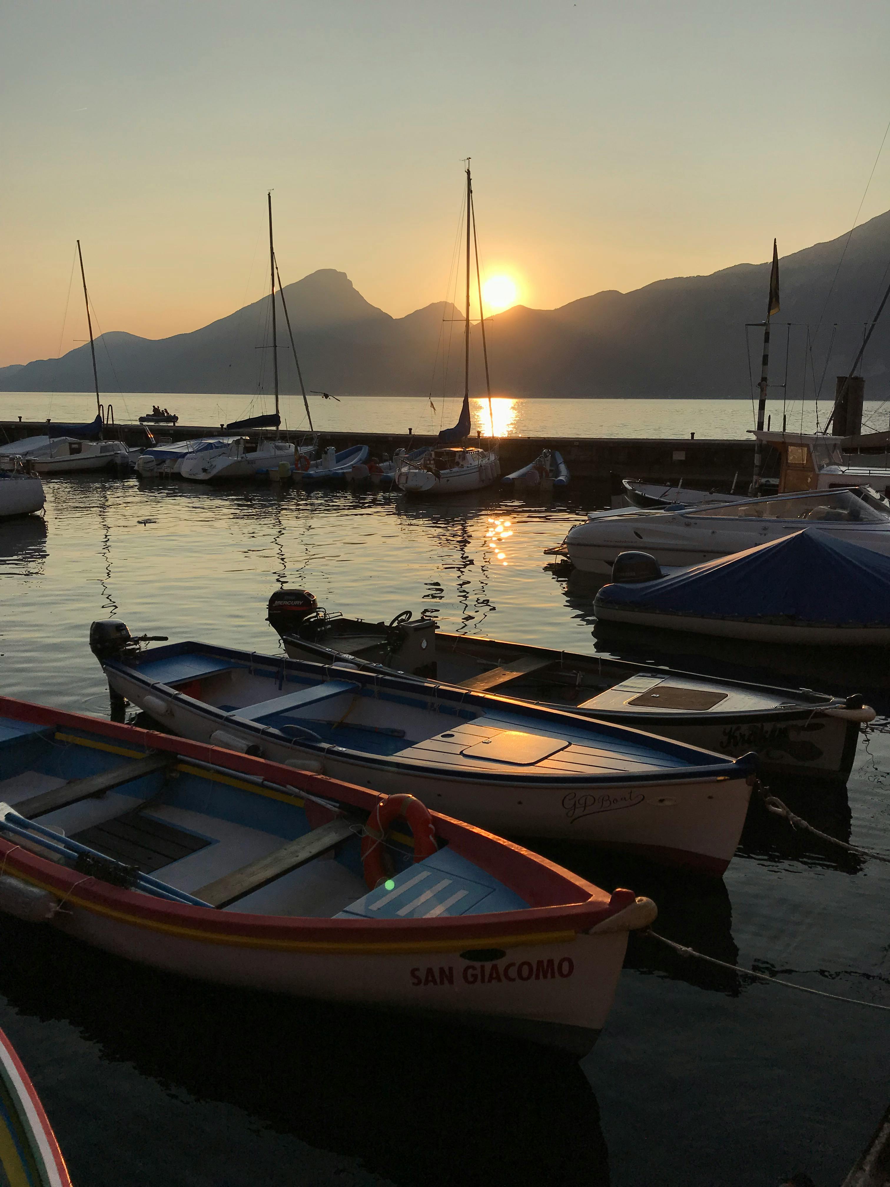 Personne tenant une cigarette allumée entre ses doigts