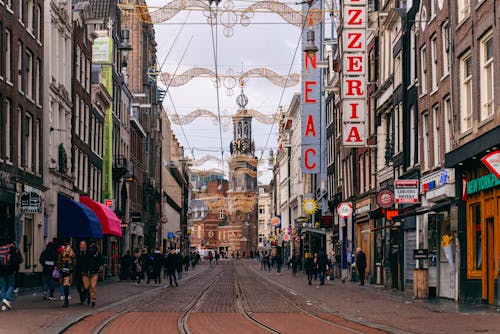 Kostnadsfri bild av amsterdam, byggnader, gående