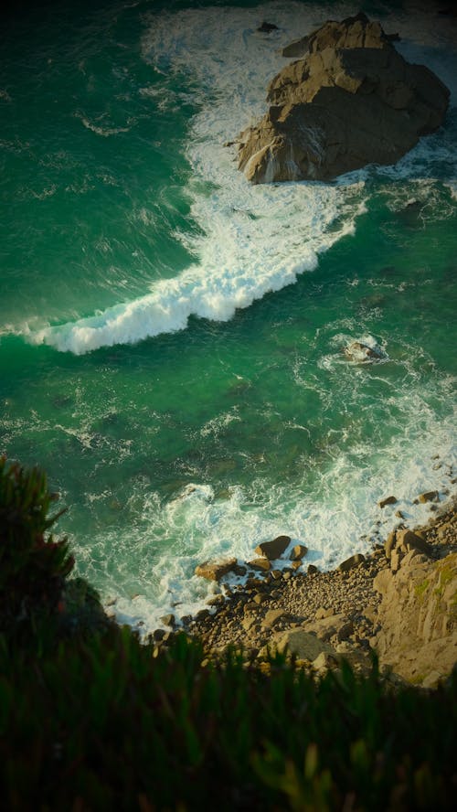 Ilmainen kuvapankkikuva tunnisteilla aallot, kivet, korkea kulma