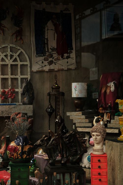 Free A cozy antique shop filled with eclectic sculptures and vintage decor, conveying a warm atmosphere. Stock Photo