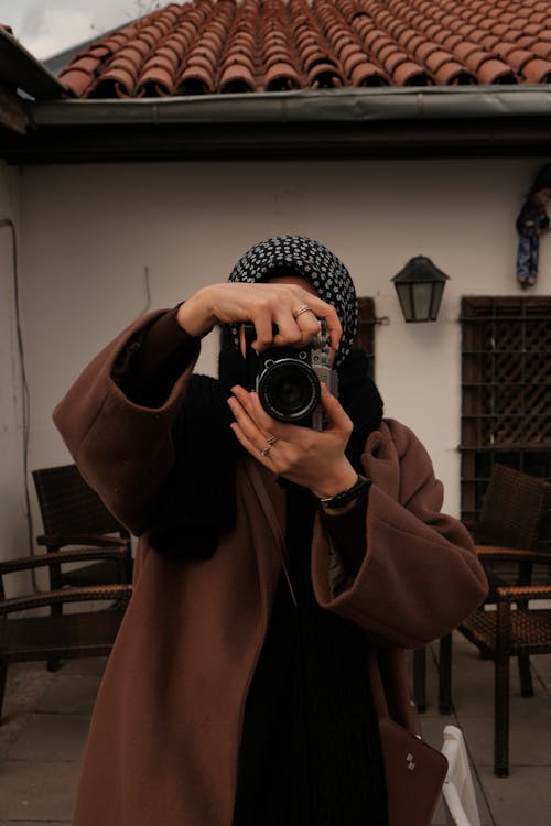 Gratis lagerfoto af bygning, frakke, hijab