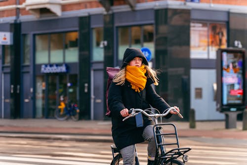 Бесплатное стоковое фото с велосипед, езда, женщина