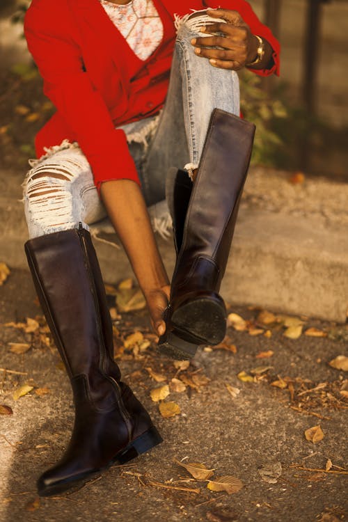 Person, Die Braune Lederstiefel Mit Breiter Wade Trägt