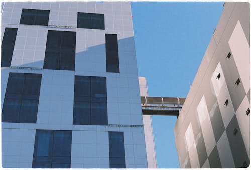 Gratis stockfoto met aansluiting, blauwe lucht, gebouwen
