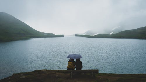 Fotobanka s bezplatnými fotkami na tému dáždnik, jazero, kopec