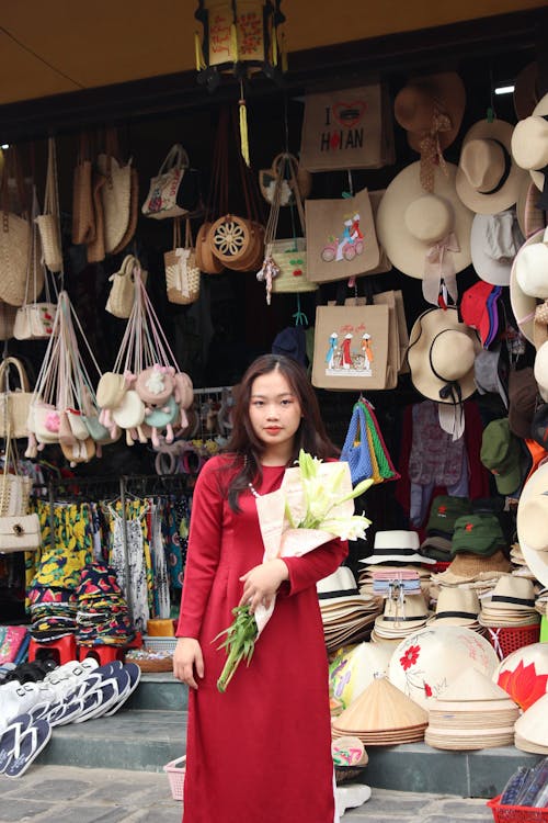 alışveriş yapmak, Asyalı kadın, çiçek buketi içeren Ücretsiz stok fotoğraf