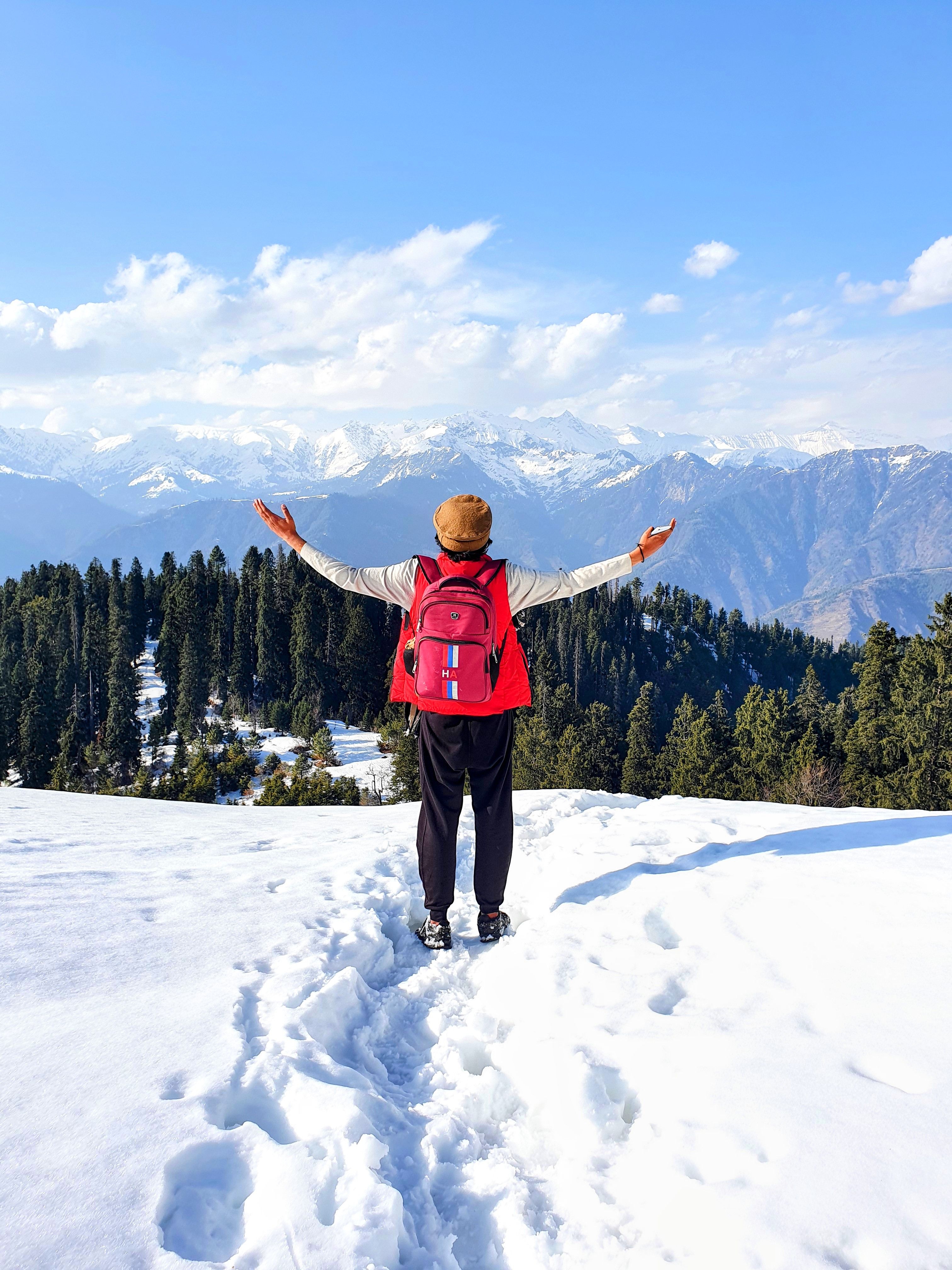 A hiker with a backpack enjoys a snowy winter scene in Khyber Pakhtunkhwa, Pakistan. - Tips for Identifying Quality and Durability in Handbags