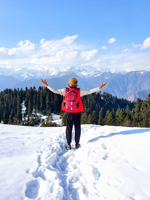 A hiker with a backpack enjoys a snowy winter scene in Khyber Pakhtunkhwa, Pakistan. - Tips for Identifying Quality and Durability in Handbags