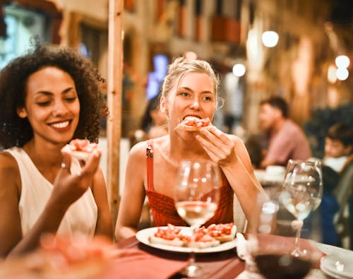 ブルスケッタを食べる女性