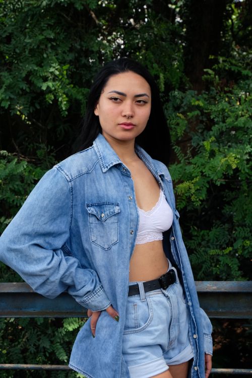 Free Confident woman in denim attire posing outdoors in São Paulo, Brazil. Stock Photo