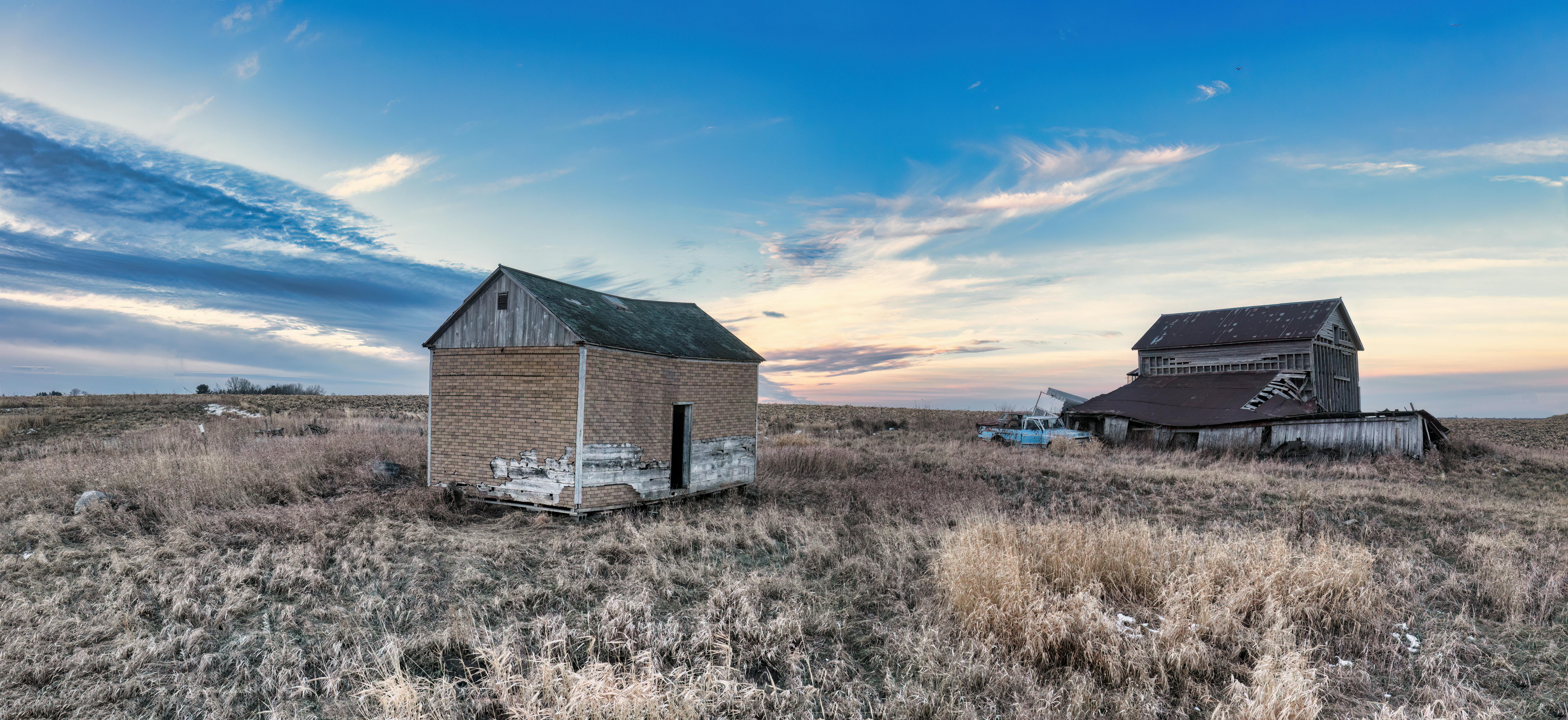 Dilapidated barn with a rusty roof and overgrown surroundings by trees  photo – Free Image on Unsplash, image size:6725x3090