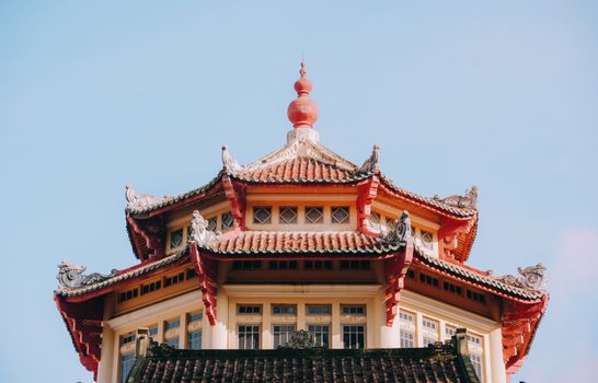 在晴朗的天空下，中国传统宝塔屋顶的特写展示了复杂的建筑细节
