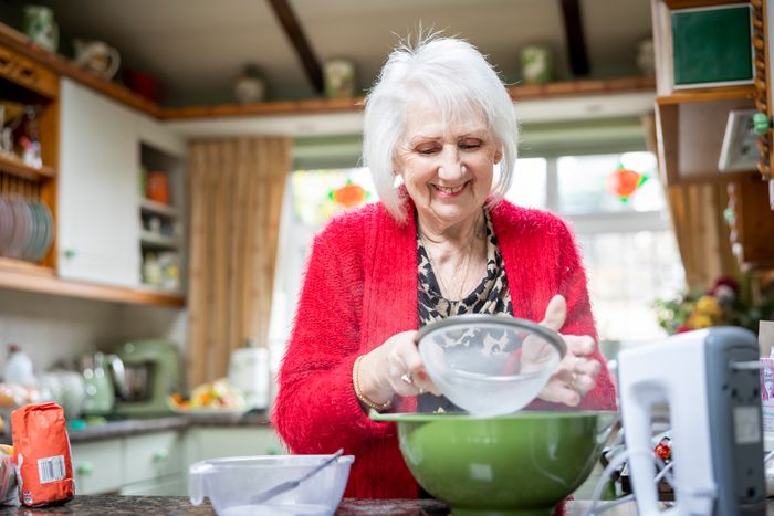 Señora feliz en su cocina