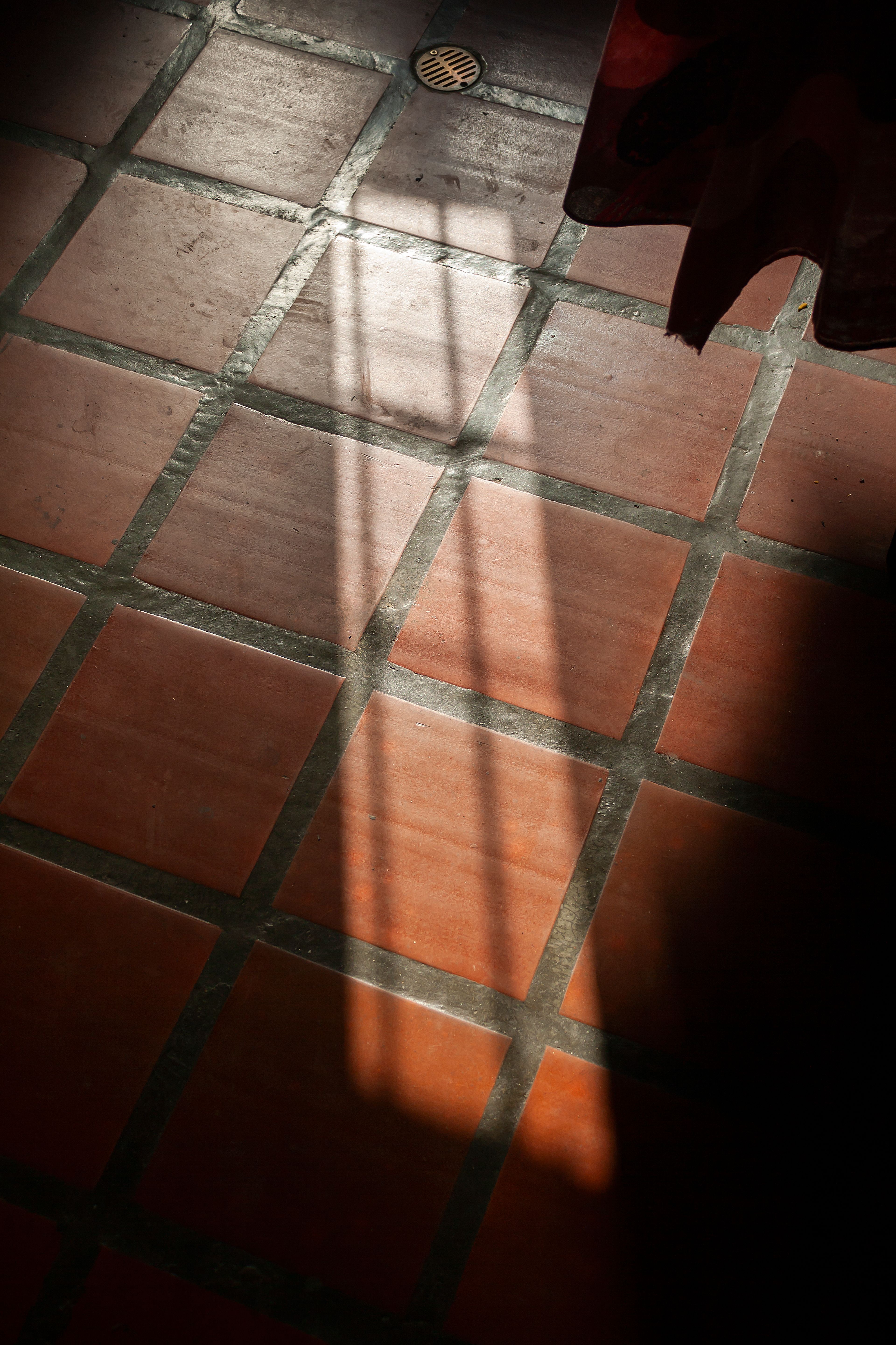 Jeu de lumière sur un sol en tomettes de terre cuite, intérieur épuré