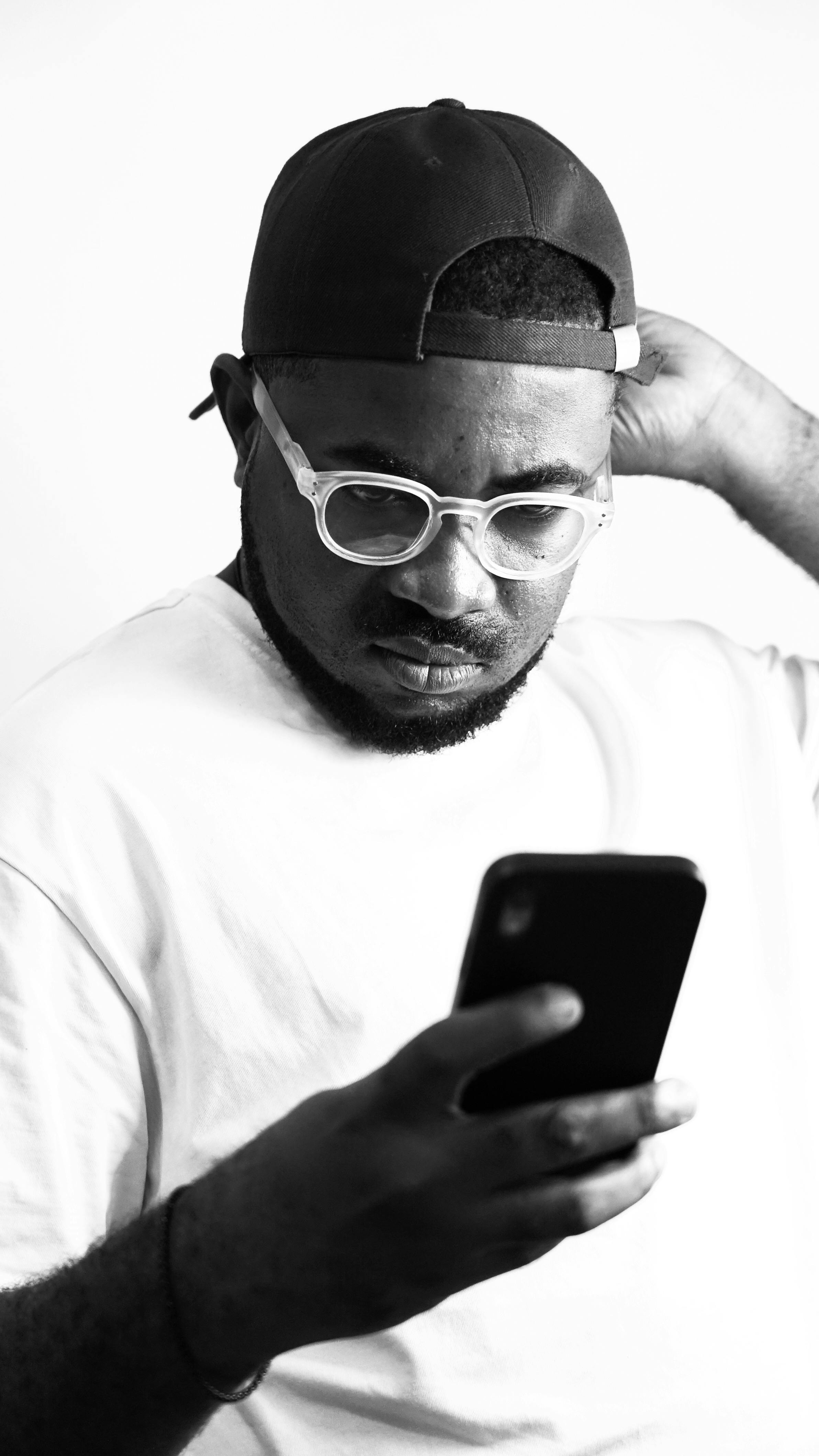 bezplatná Muž Při Pohledu Na Chytrý Telefon Základová fotografie