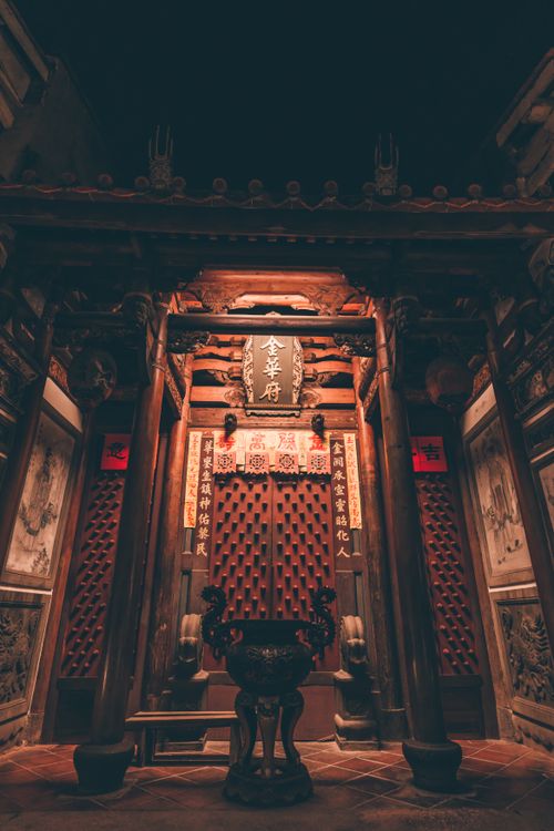 Free A beautifully illuminated Taiwanese altar at night, showcasing traditional architecture and cultural elements. Stock Photo