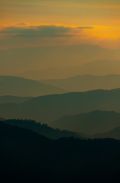 Immagine gratuita di alba, ambiente, catene montuose