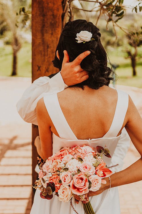 Безкоштовне стокове фото на тему «букет, вертикальні постріл, весільна сукня»