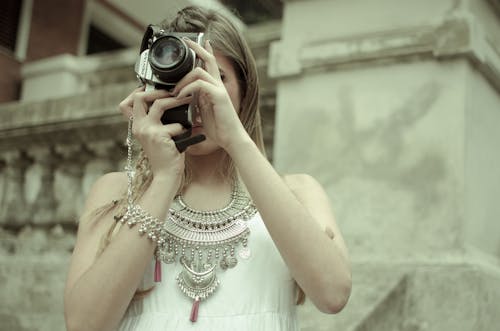 Základová fotografie zdarma na téma doplňky, fashion modelka, fotoaparát