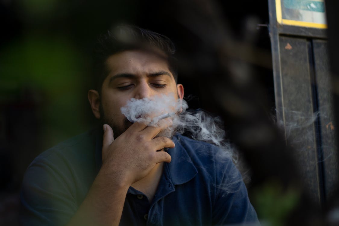 タバコを吸う男 無料の写真素材