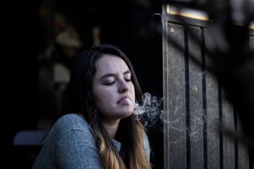 抽烟的女人的照片