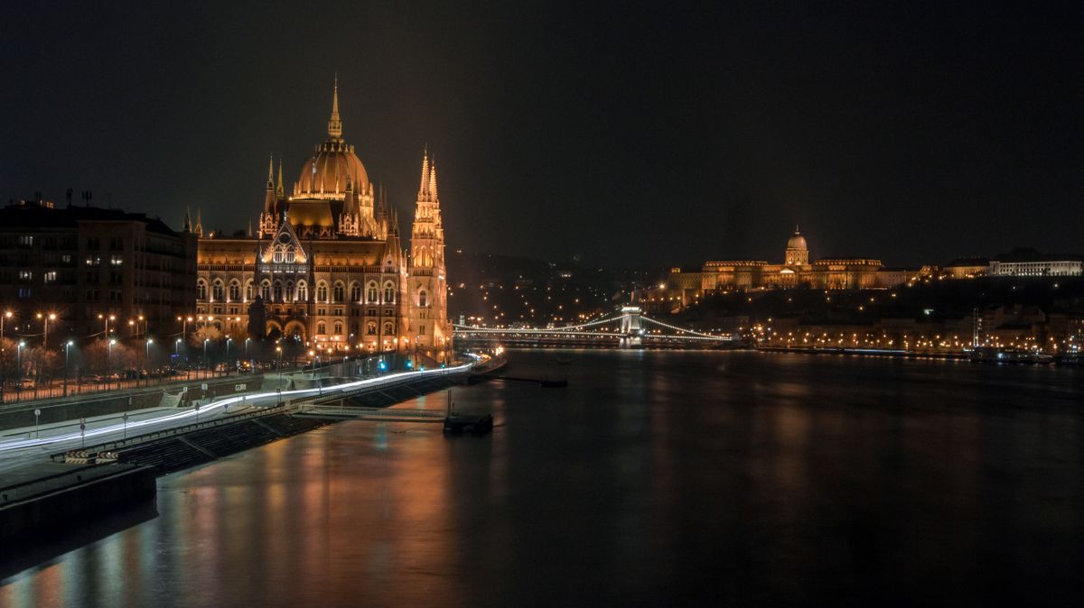 Danubio nocturno con el Parlamento