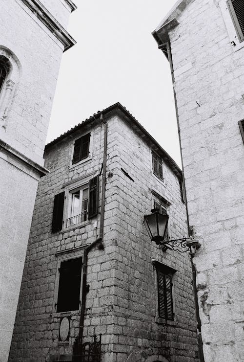 Základová fotografie zdarma na téma černobílý, cihlová budova, cihlové zdi