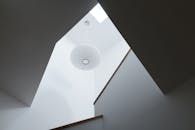 内饰明亮、简约，采用了现代照明和建筑设计