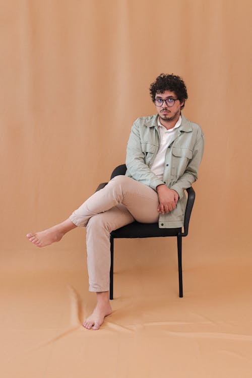 Foto profissional grátis de cabelo curto, cadeira, descalço