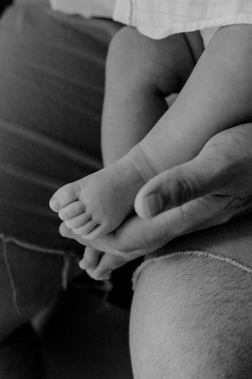人, 垂直拍攝, 嬰兒腳 的 免費圖庫相片