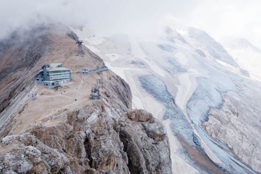 从空中俯瞰，令人惊叹的山地景观中，冰川和建筑物点缀在前景