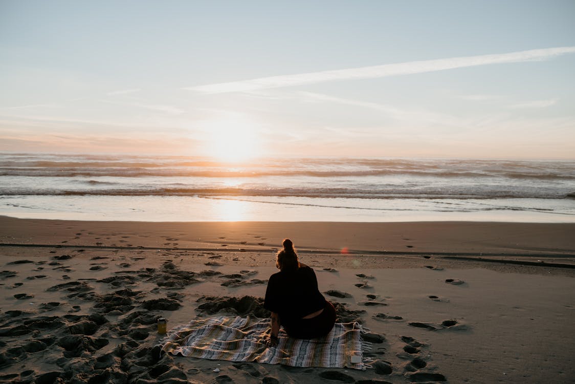 坐, 岸邊, 日落 的 免費圖庫相片