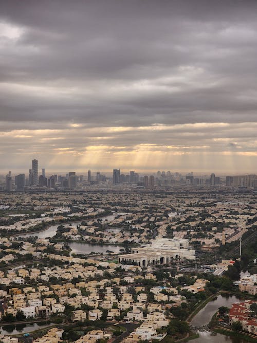 Foto d'estoc gratuïta de cel ennuvolat, city_skyline, ciutat