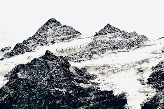 An awe-inspiring view of snow-covered mountain peaks in winter, showcasing nature's beauty.