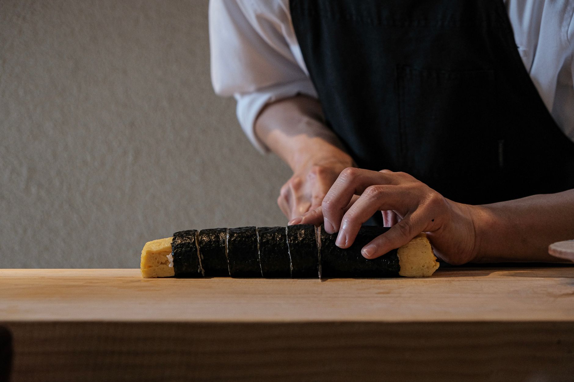 厨房で真剣に料理を作る飲食店オーナーの手元写真
