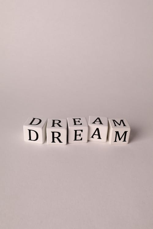 Gratis lagerfoto af bogstaver, drøm, hvid baggrund