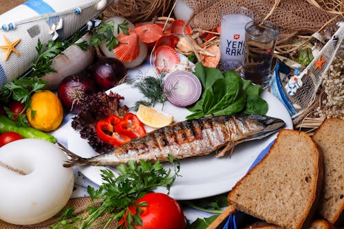 Fried Fish with Vegetables and Bread 