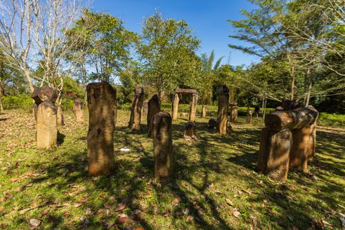 Free Stone circle surrounded by lush greenery in a Vietnamese park under a clear blue sky. Stock Photo