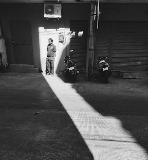 Darmowe zdjęcie z galerii z czarno-biały, skala szarości, światło słoneczne