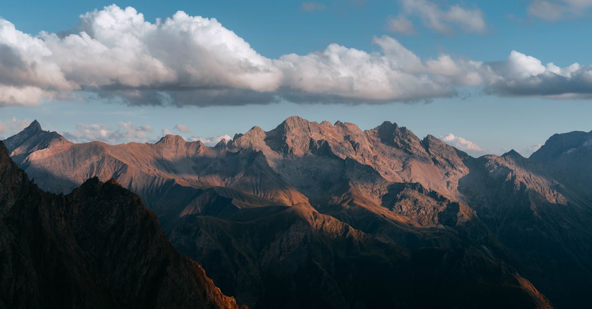 Altitude Picture A view of the mountains from a high altitude · Free Stock Photo