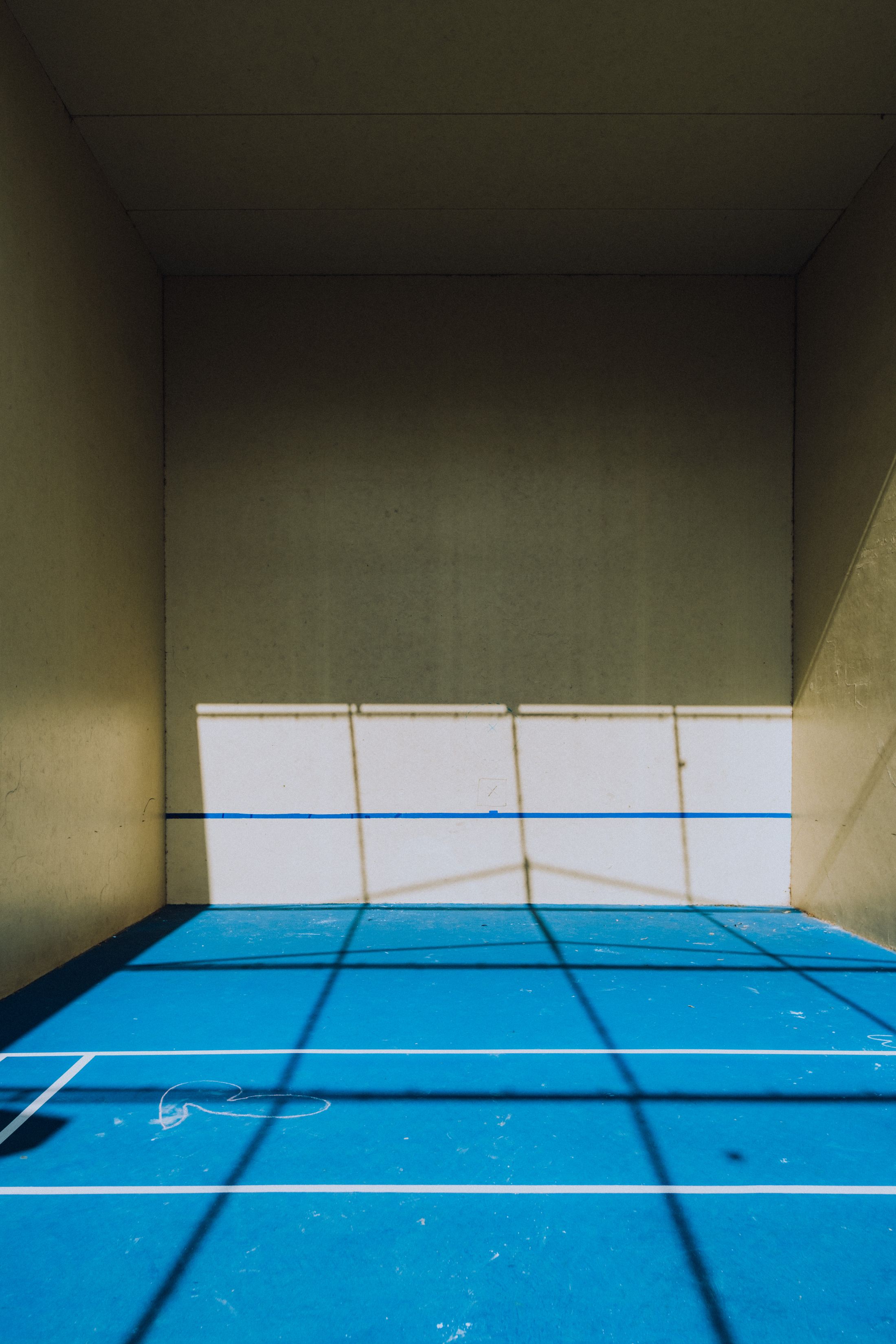 Court de squash intérieur prêt pour une partie