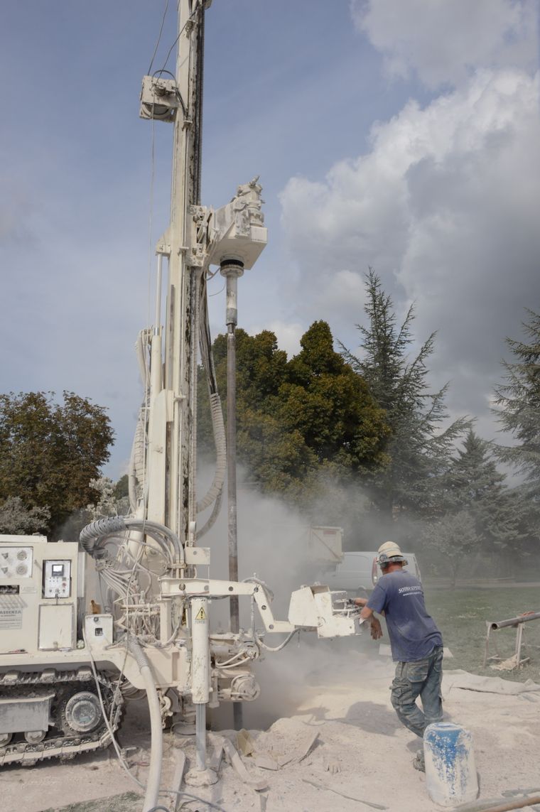 Operative working with a drilling rig
