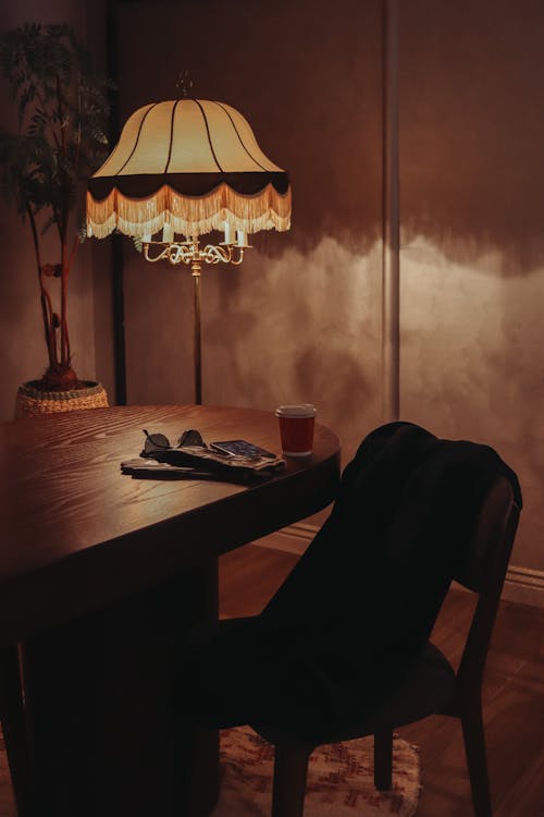 Foto profissional grátis de abajur, cadeira, cômodo