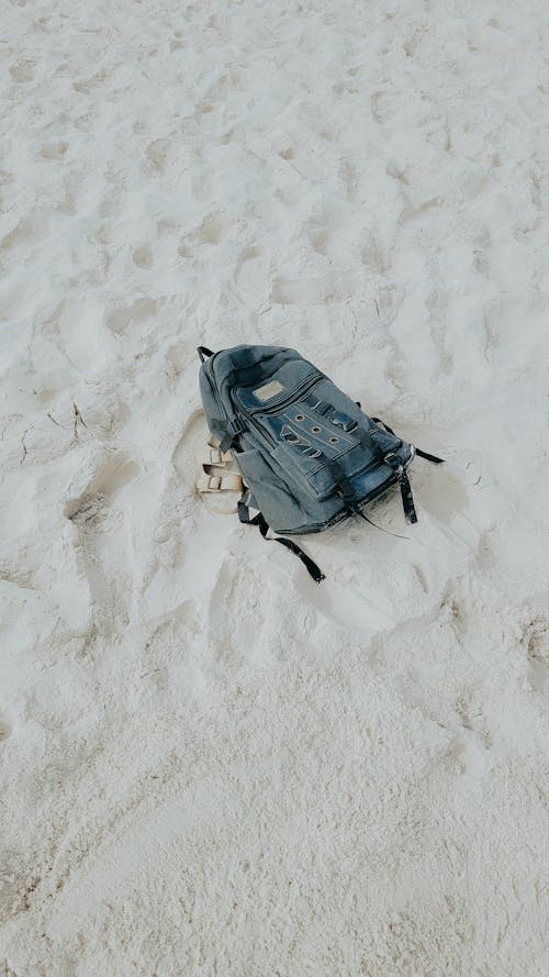 Foto profissional grátis de alforje, areia, mochila